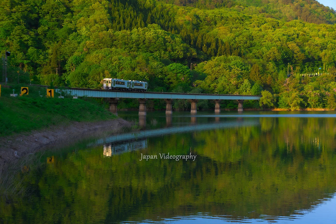 錦秋湖の風景とJR北上線の列車