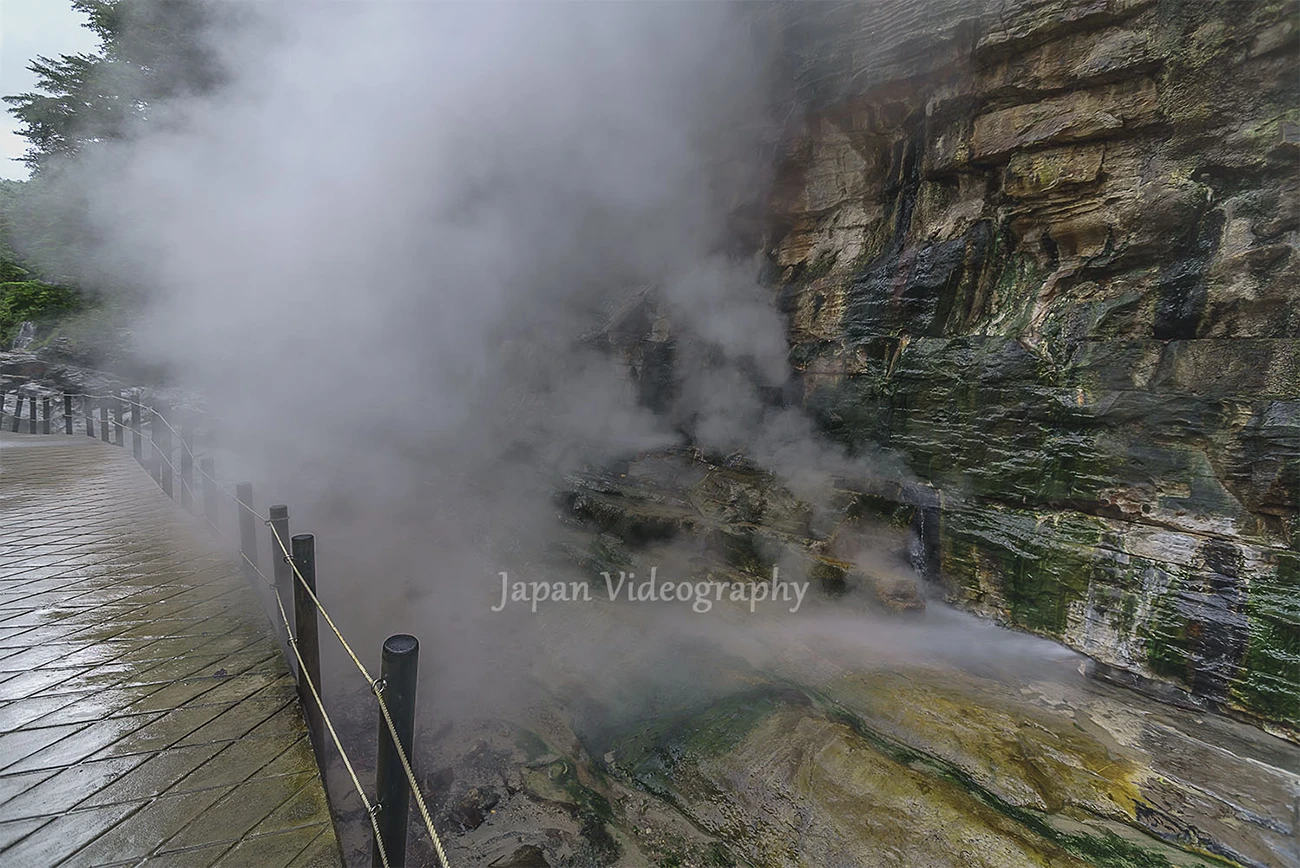 小安峡大噴湯 岩壁から噴き出す蒸気