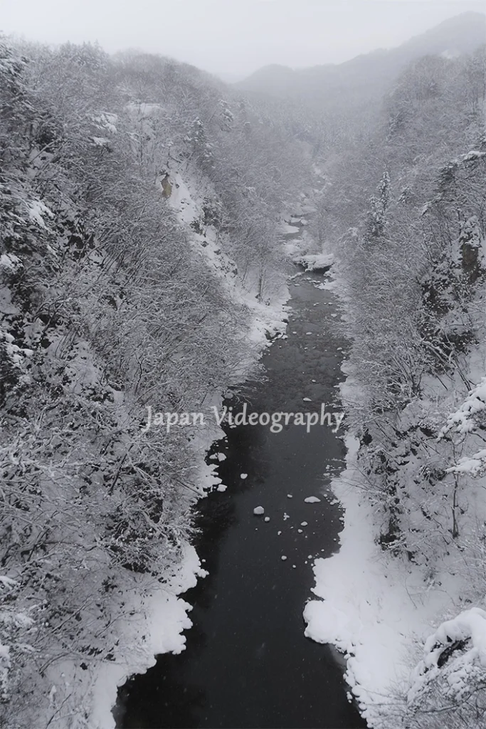 広瀬川とV字型渓谷の雪景色