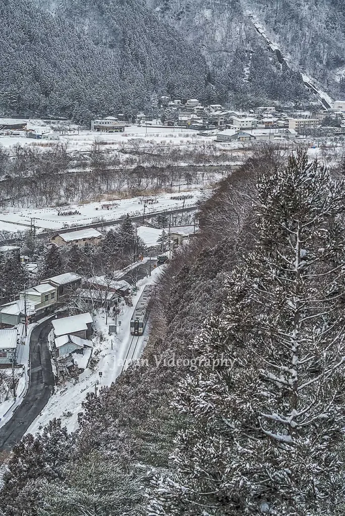 宮城県大崎市 冬の鳴子温泉 雪景色と列車