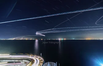 海ほたるパーキングエリアの夜景と飛行機の光跡