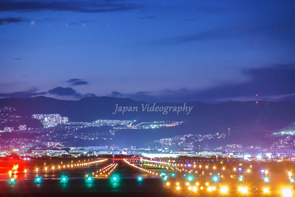 大阪伊丹空港 千里川堤防から眺める滑走路の美しい夜景