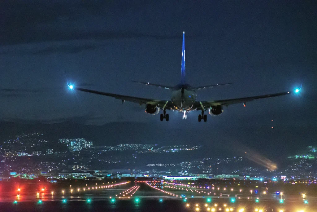 大阪伊丹空港 千里川堤防から眺める夜景と飛行機の着陸
