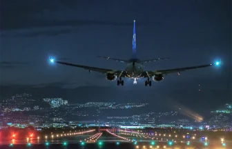 大阪伊丹空港 千里川堤防から眺める夜景と飛行機の着陸