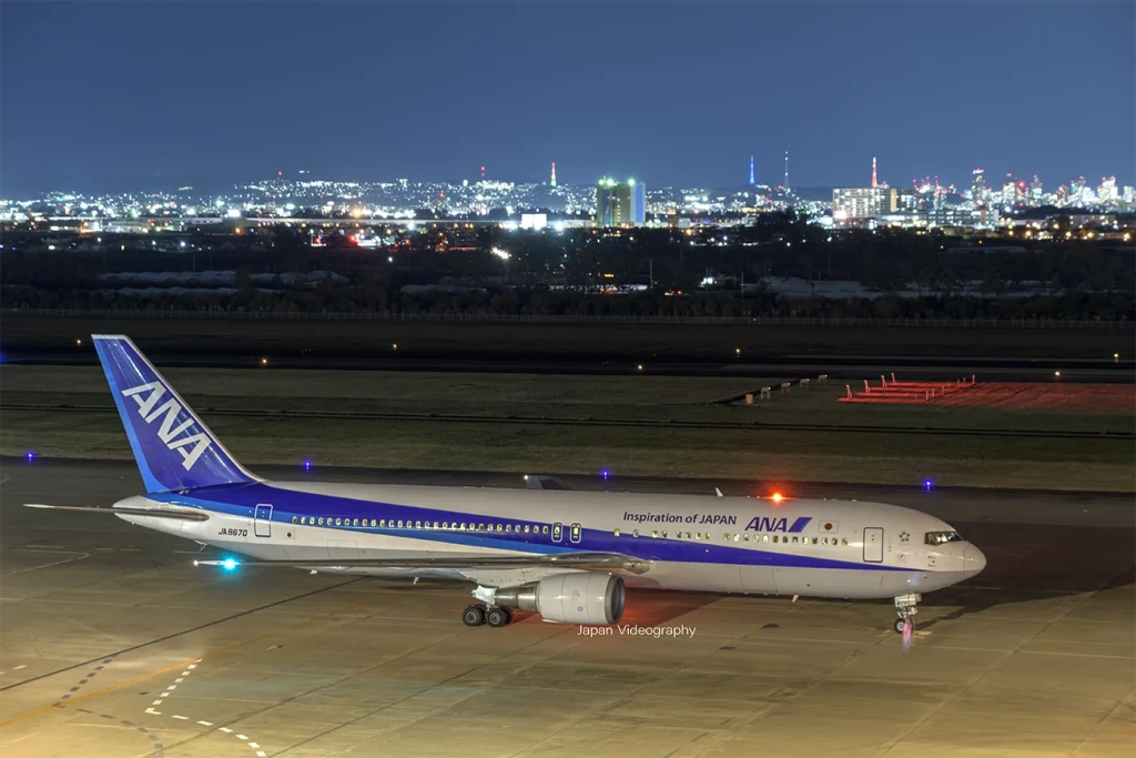 仙台空港 展望デッキから眺める夜景とANA ボーイング767