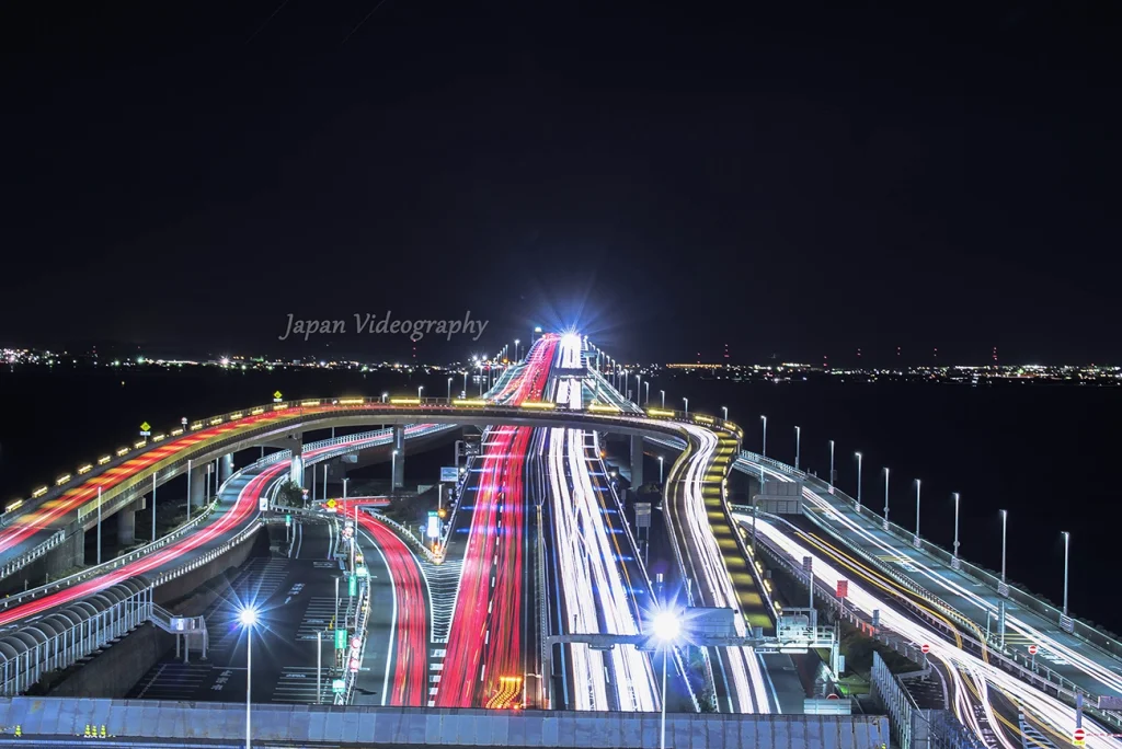 東京湾アクアライン アクアブリッジの夜景と車の光跡