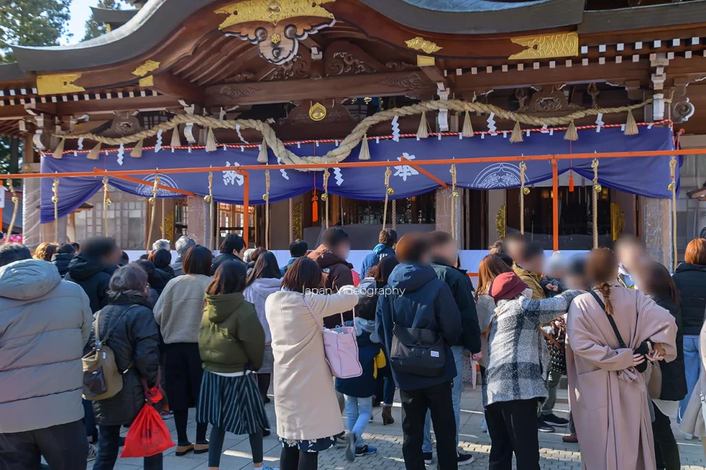 竹駒神社の社殿と参拝者