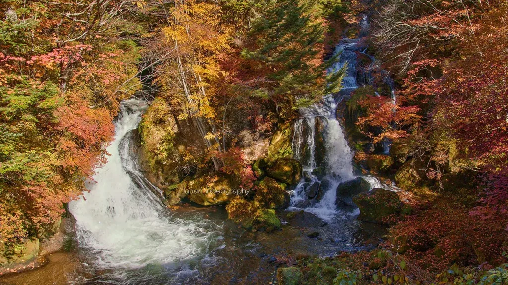 奥日光竜頭の滝の滝つぼと紅葉